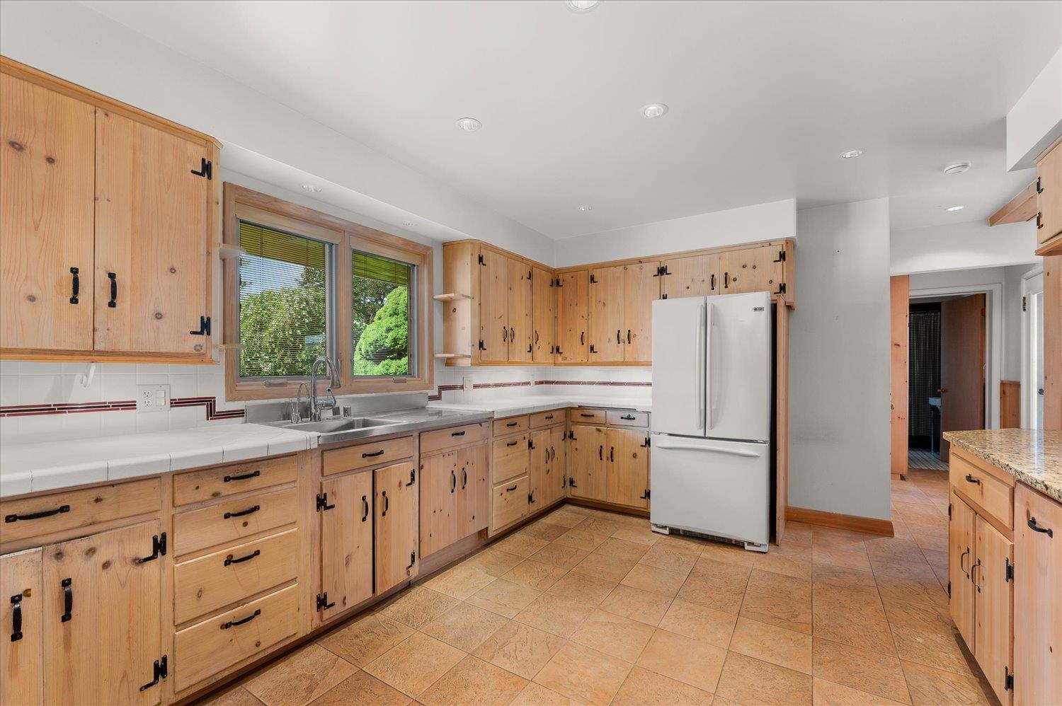 1405 East Woodcliff Road Spokane, WA 99203 - Photo 12 of 28