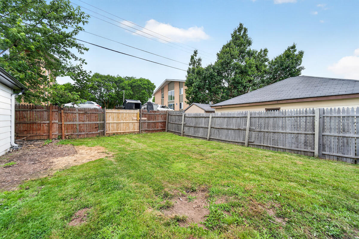2702 Loraine Avenue Racine, WI 53404 - Photo 17 of 18 DSC06442