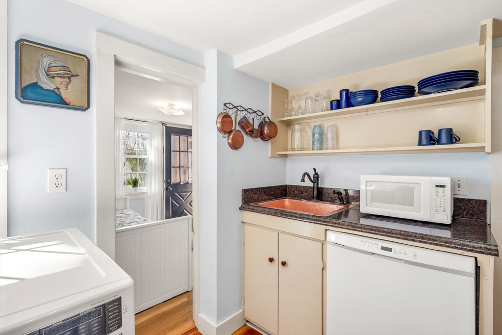 40 R Prospect Street, Unit 3 Marblehead, MA 01945 - Photo 13 of 34