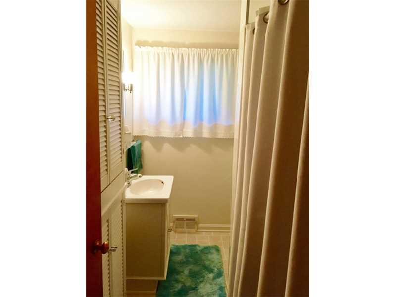 122 Bryan Street New Castle, PA 16102 - Photo 13 of 16 Full Bath.