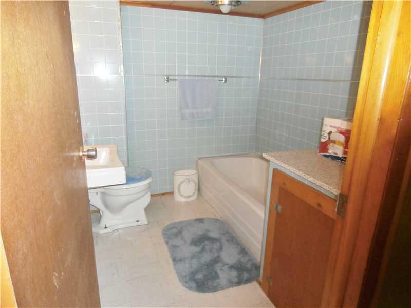 122 Bryan Street New Castle, PA 16102 - Photo 16 of 16 Full Bath.