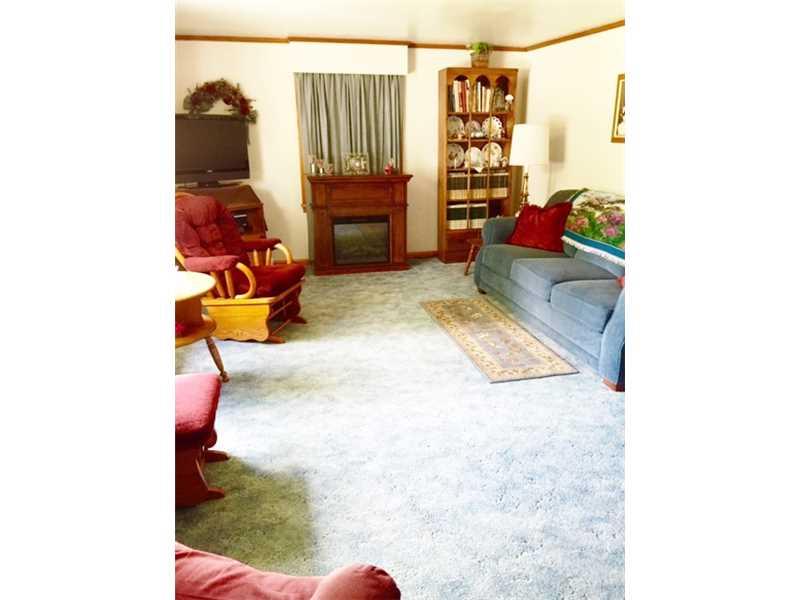 122 Bryan Street New Castle, PA 16102 - Photo 4 of 16 Living Room.