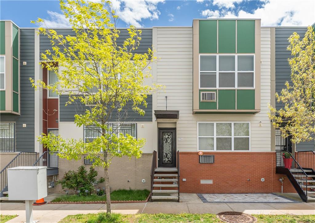 a view of front a house with a yard