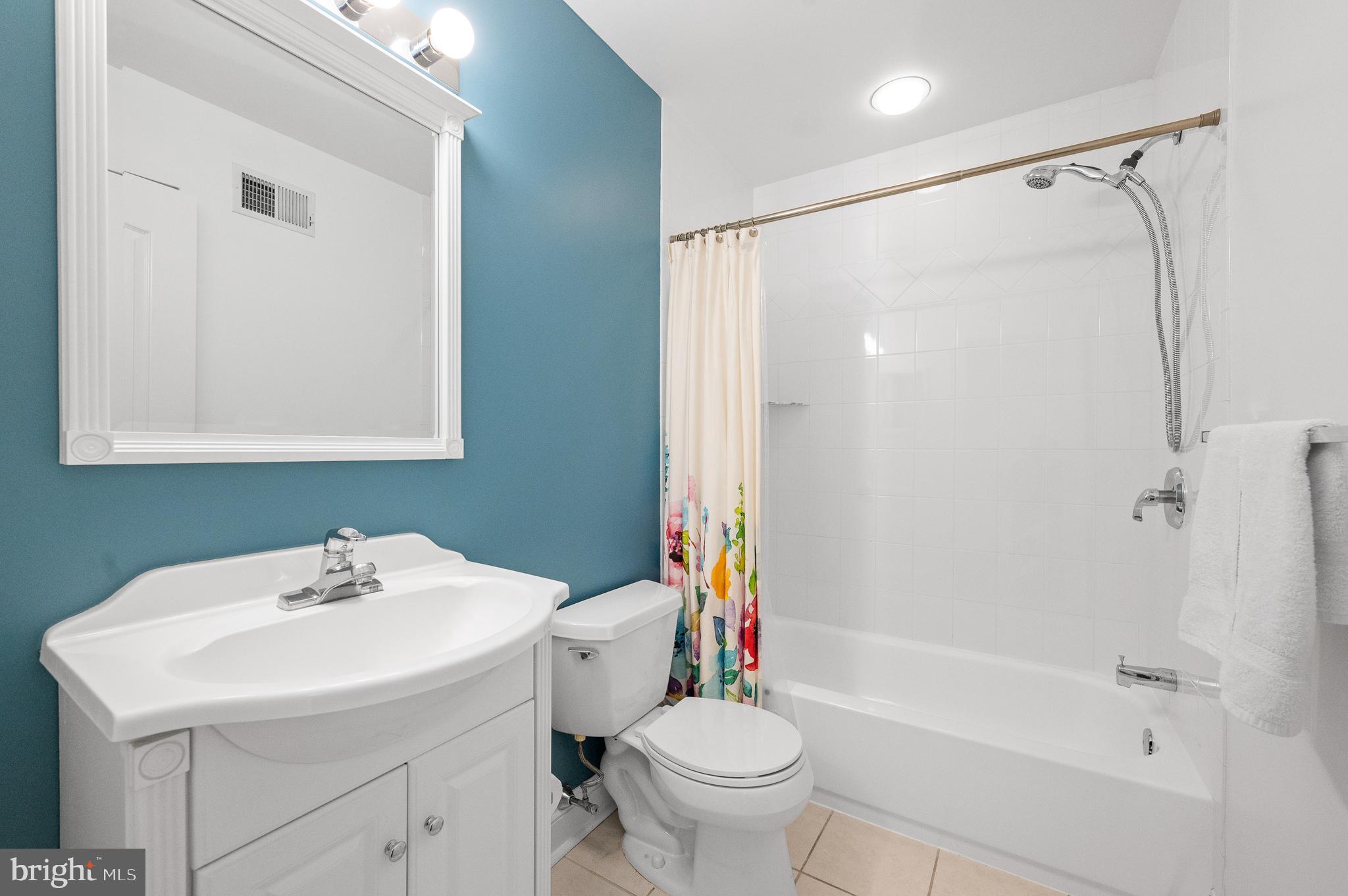 612 Queen Street Philadelphia, PA 19147 - Photo 26 of 40 Hallway Bathroom