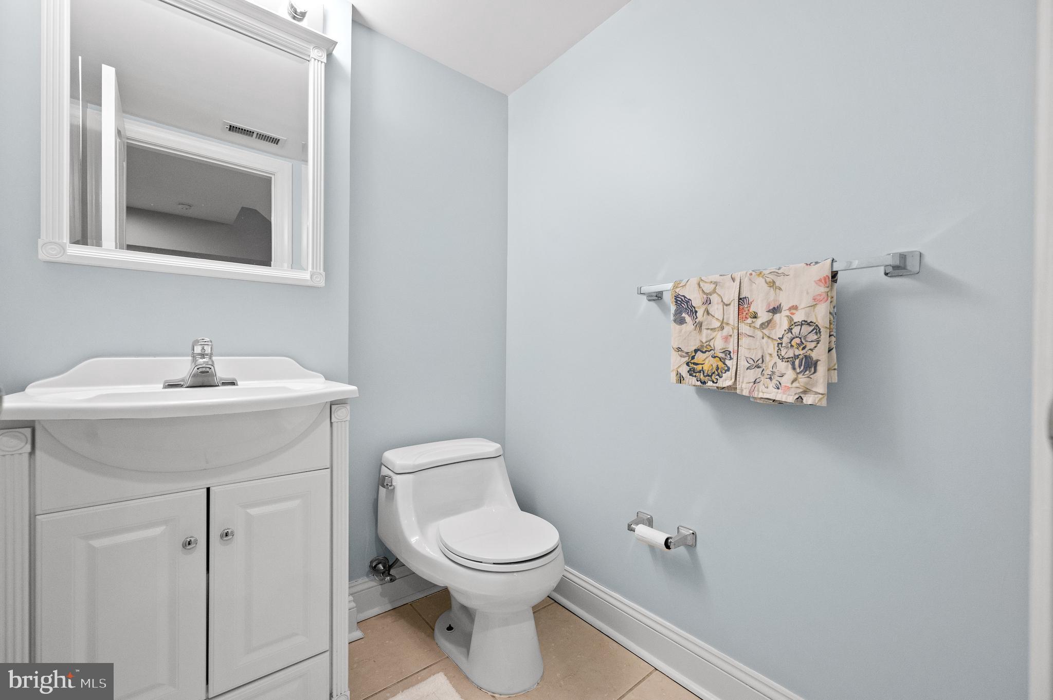612 Queen Street Philadelphia, PA 19147 - Photo 32 of 40 Powder Room - Main Floor