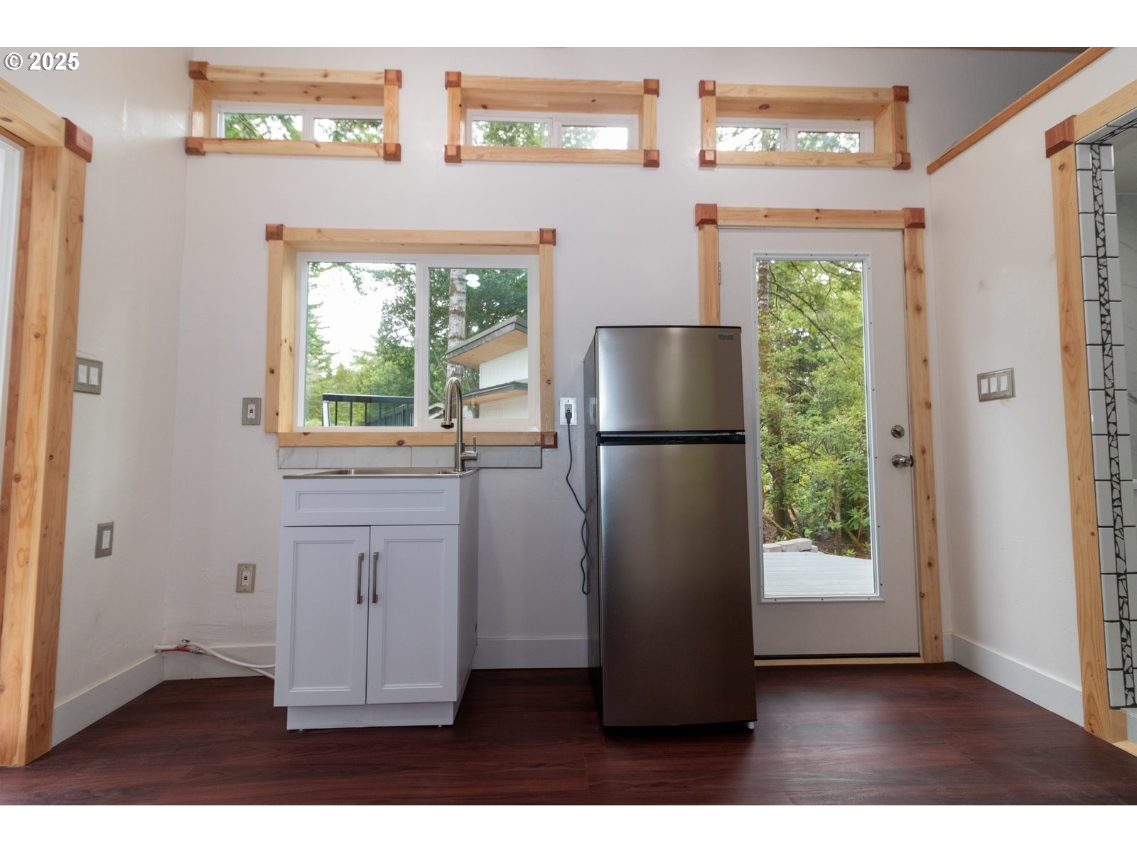 231 Horseshoe Bend Florence, OR 97439 - Photo 19 of 26 a kitchen with windows and refrigerator