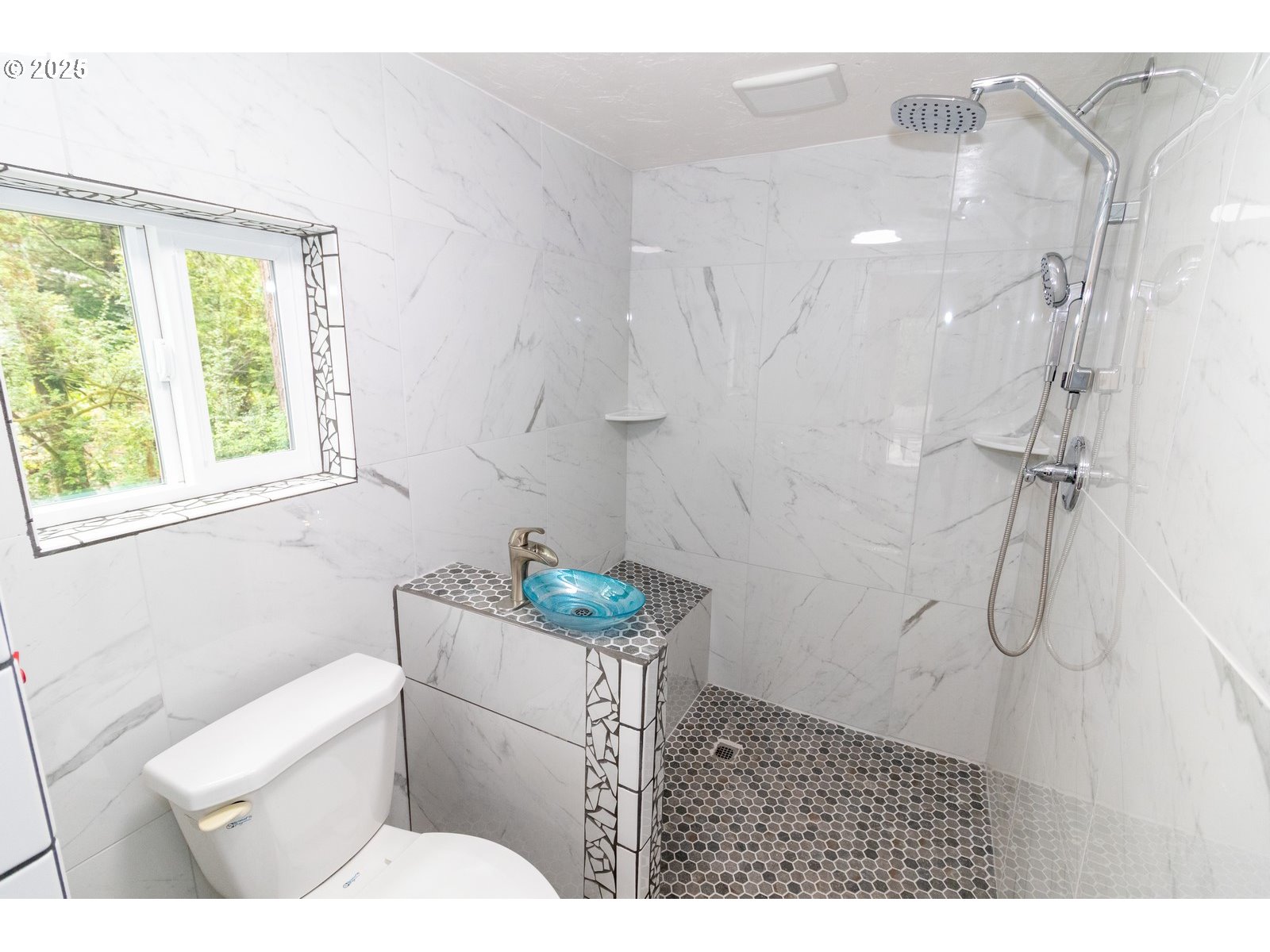 231 Horseshoe Bend Florence, OR 97439 - Photo 20 of 26 a bathroom with a sink toilet and shower