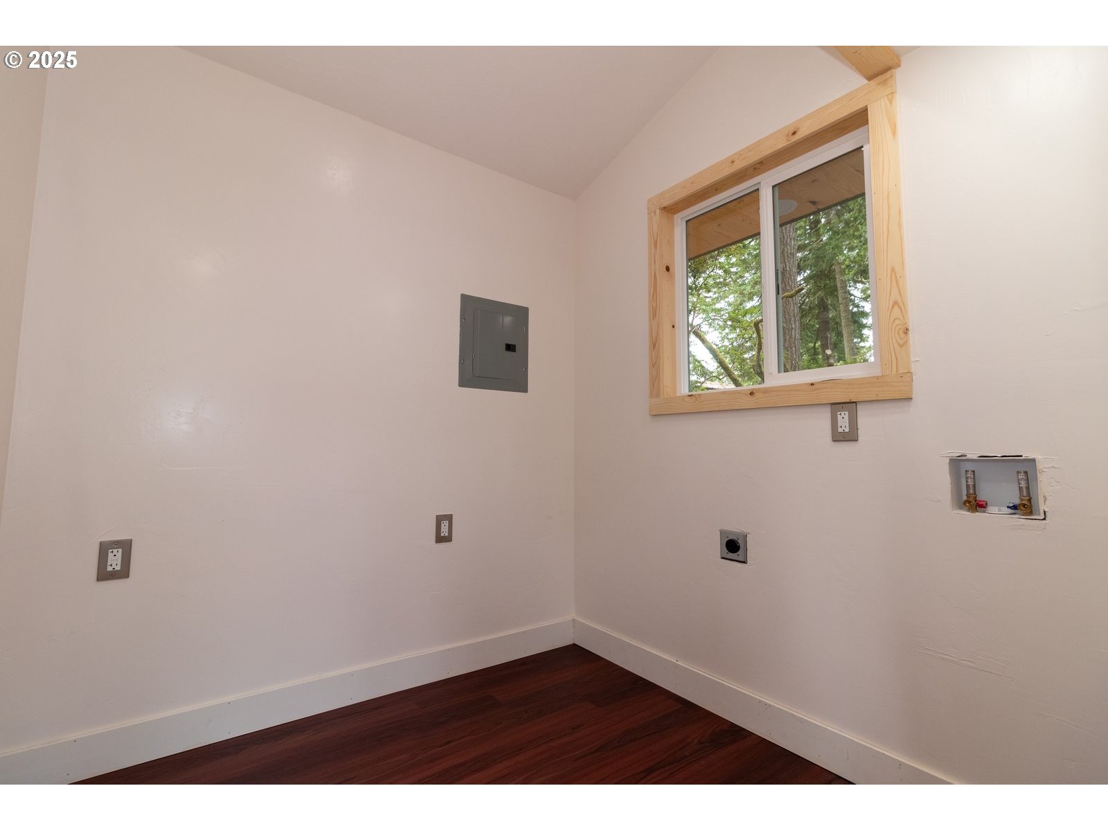 231 Horseshoe Bend Florence, OR 97439 - Photo 23 of 26 a view of an empty room with a window