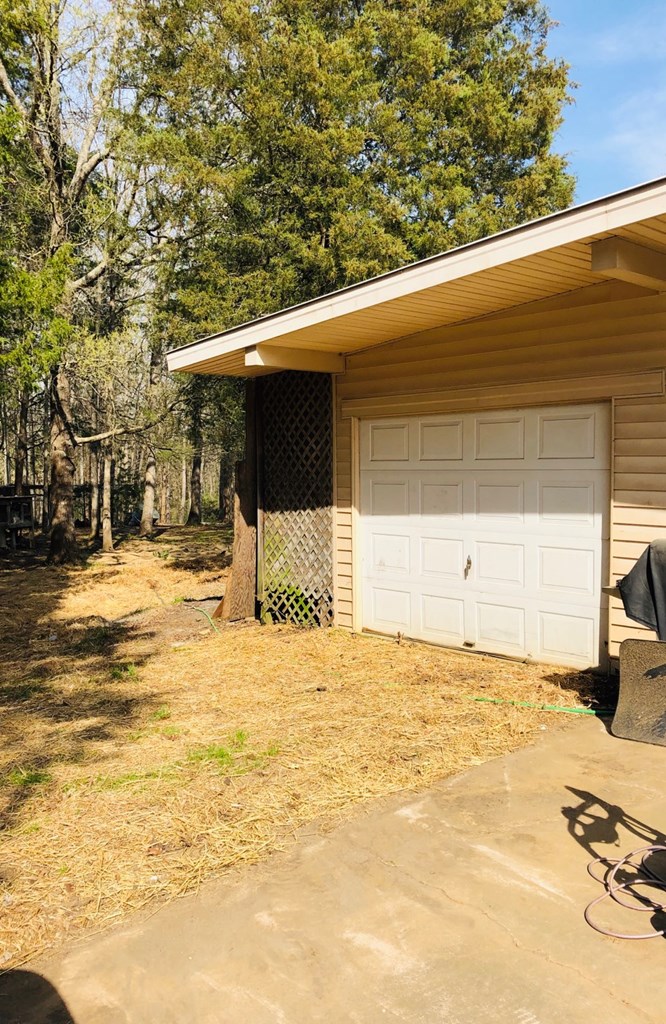 404 Farmdale Road Hodges, SC 29653 - Photo 31 of 38