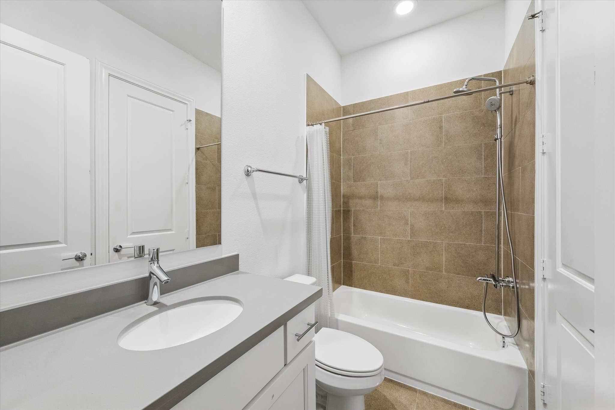 2024 Waterloo Station Road Houston, TX 77045 - Photo 18 of 19 En Suite bathroom features a tub.