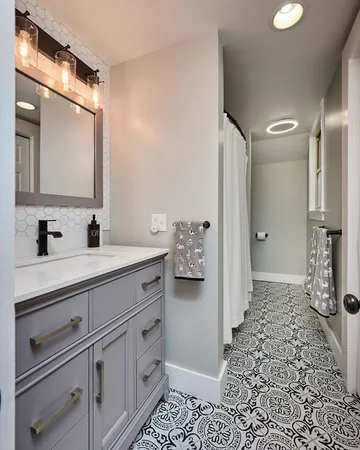 $589,900 | 11 Glendale Street, Easthampton, MA 01027
