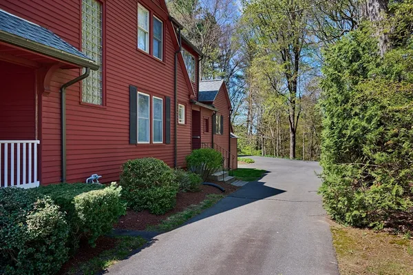 $589,900 | 11 Glendale Street, Easthampton, MA 01027