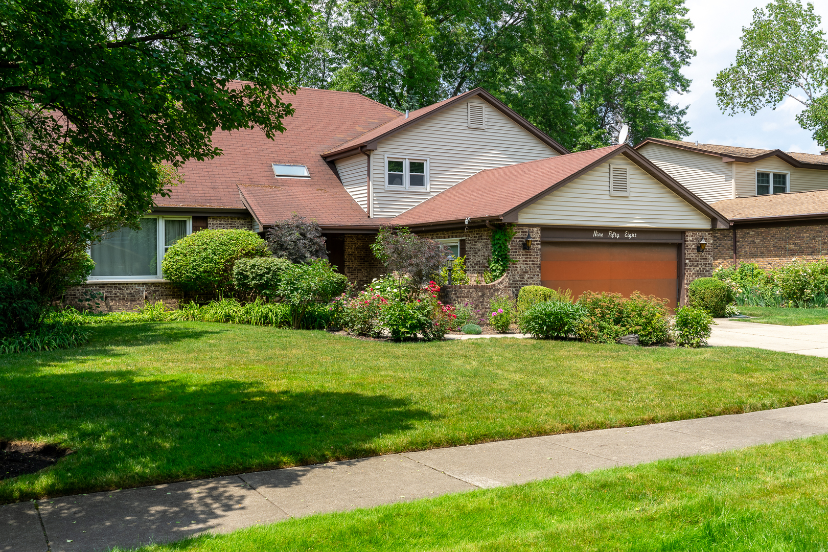 a view of a yard in front of house