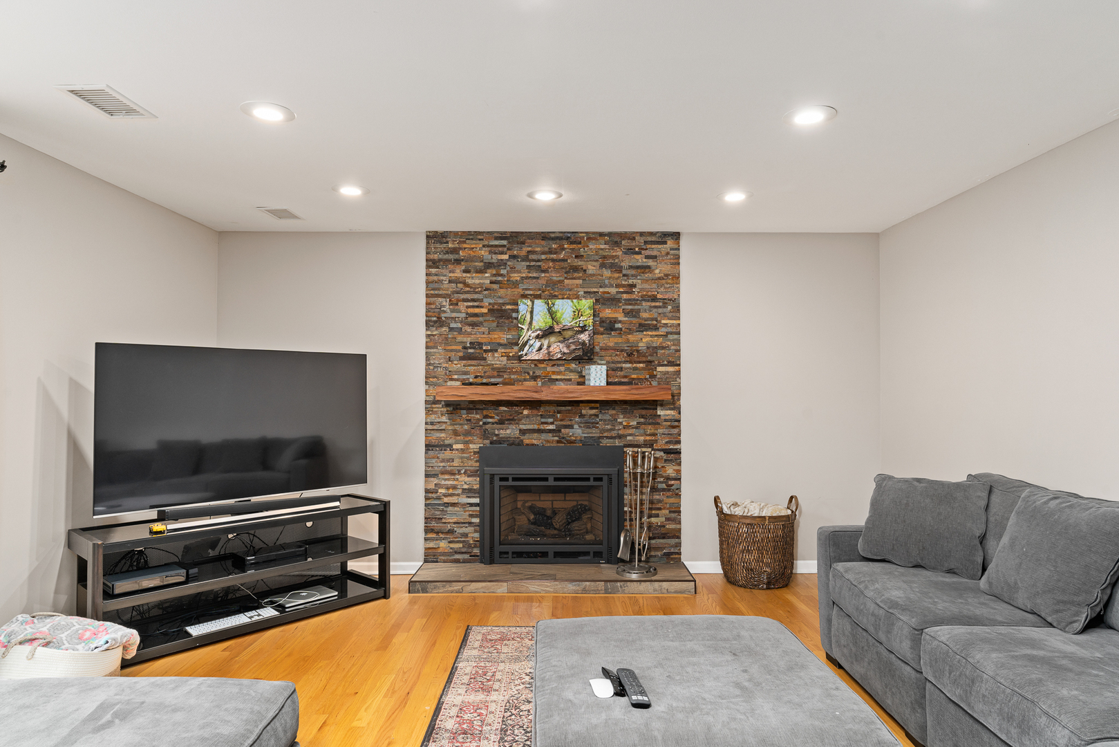 958 Suffield Terrace Northbrook, IL 60062 - Photo 11 of 39 a living room with furniture and a flat screen tv