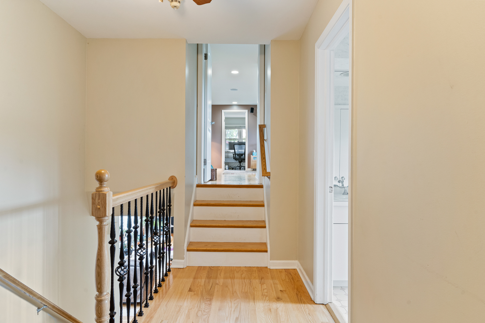 958 Suffield Terrace Northbrook, IL 60062 - Photo 18 of 39 a view of a hallway with wooden floor and windows