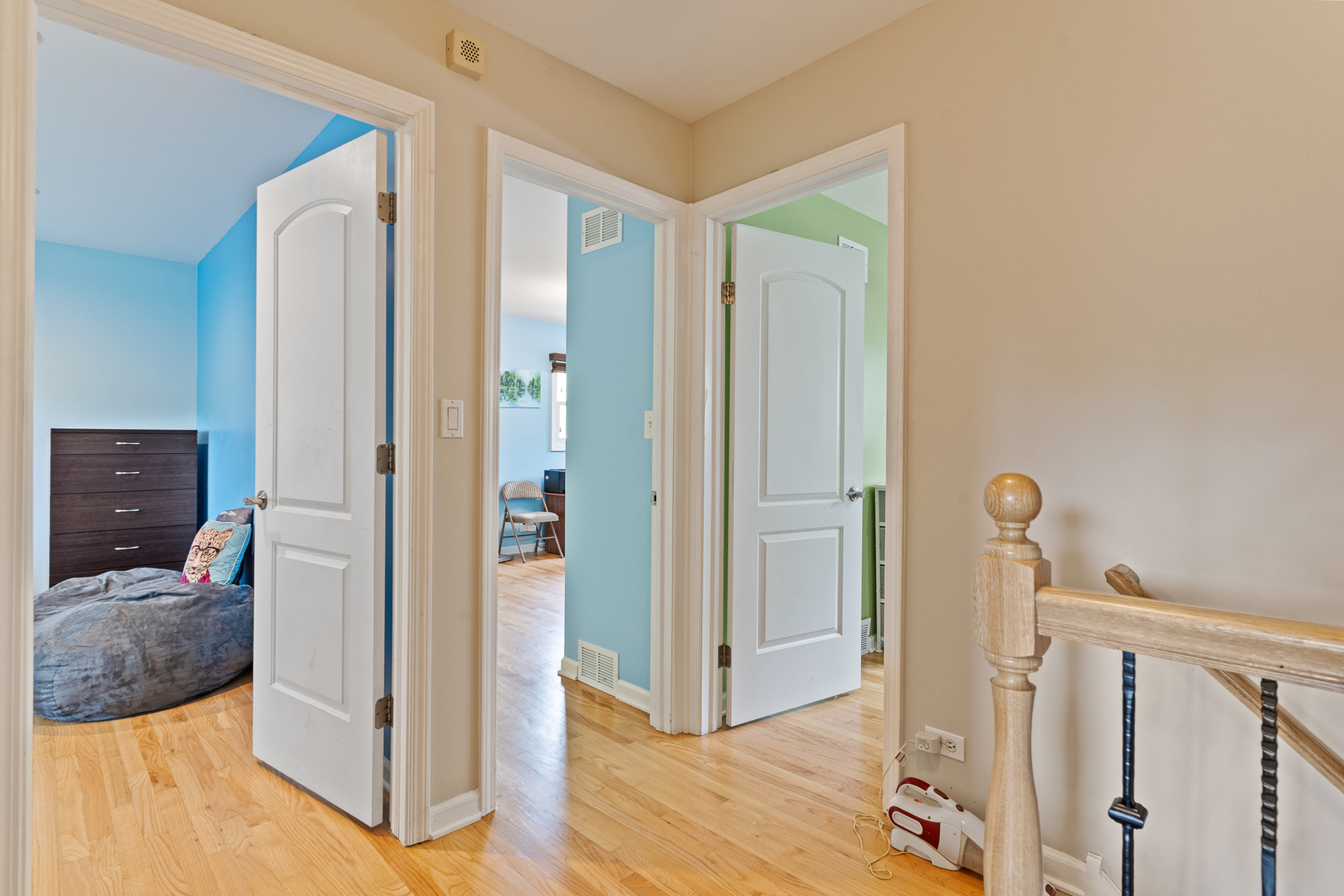 958 Suffield Terrace Northbrook, IL 60062 - Photo 19 of 39 a view of a livingroom from a hallway