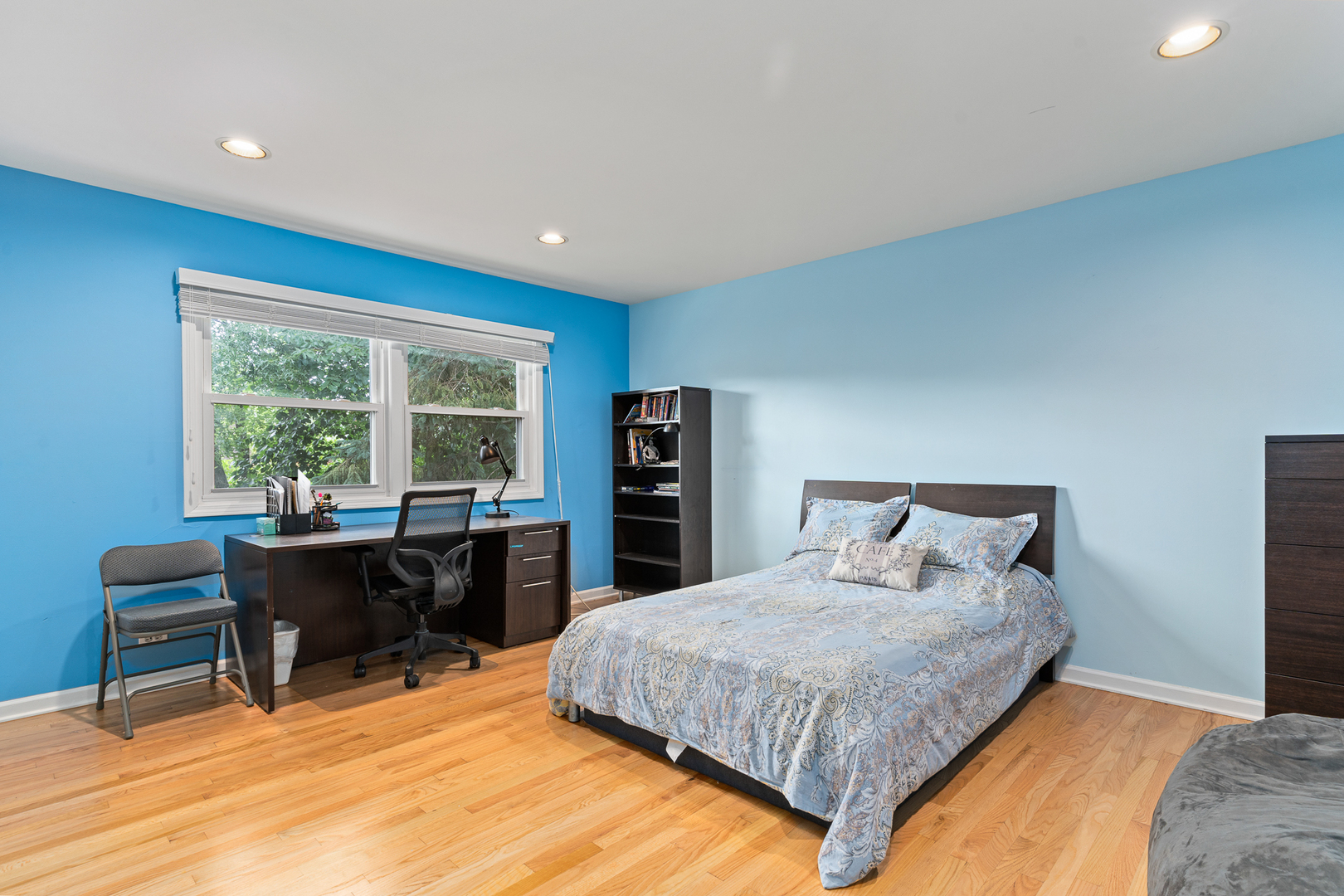 958 Suffield Terrace Northbrook, IL 60062 - Photo 22 of 39 a bedroom with a large bed and a desk