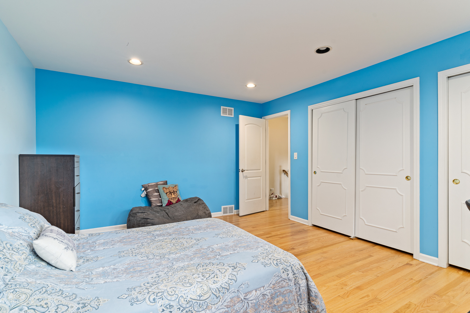 958 Suffield Terrace Northbrook, IL 60062 - Photo 24 of 39 a bedroom with a large bed