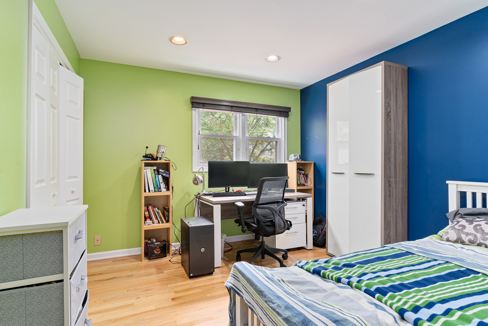 958 Suffield Terrace Northbrook, IL 60062 - Photo 26 of 39 a bedroom with a bed and a window