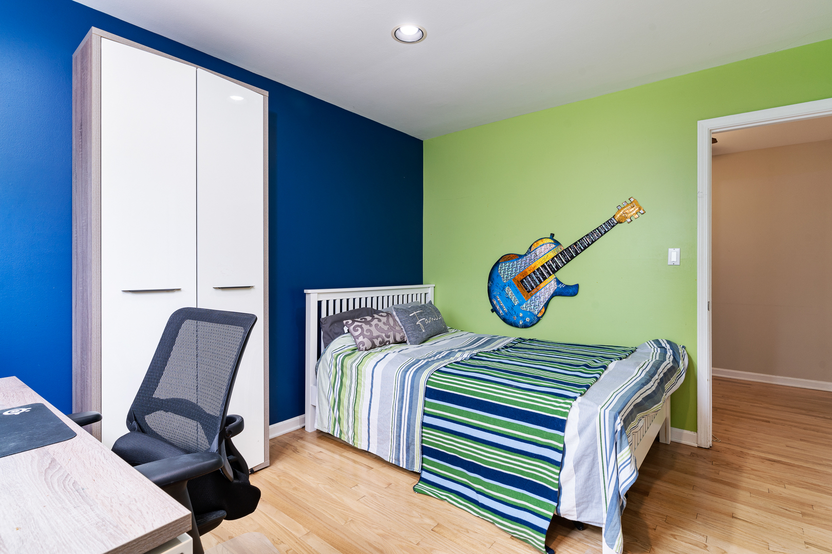 958 Suffield Terrace Northbrook, IL 60062 - Photo 27 of 39 a bedroom with a bed and a chair