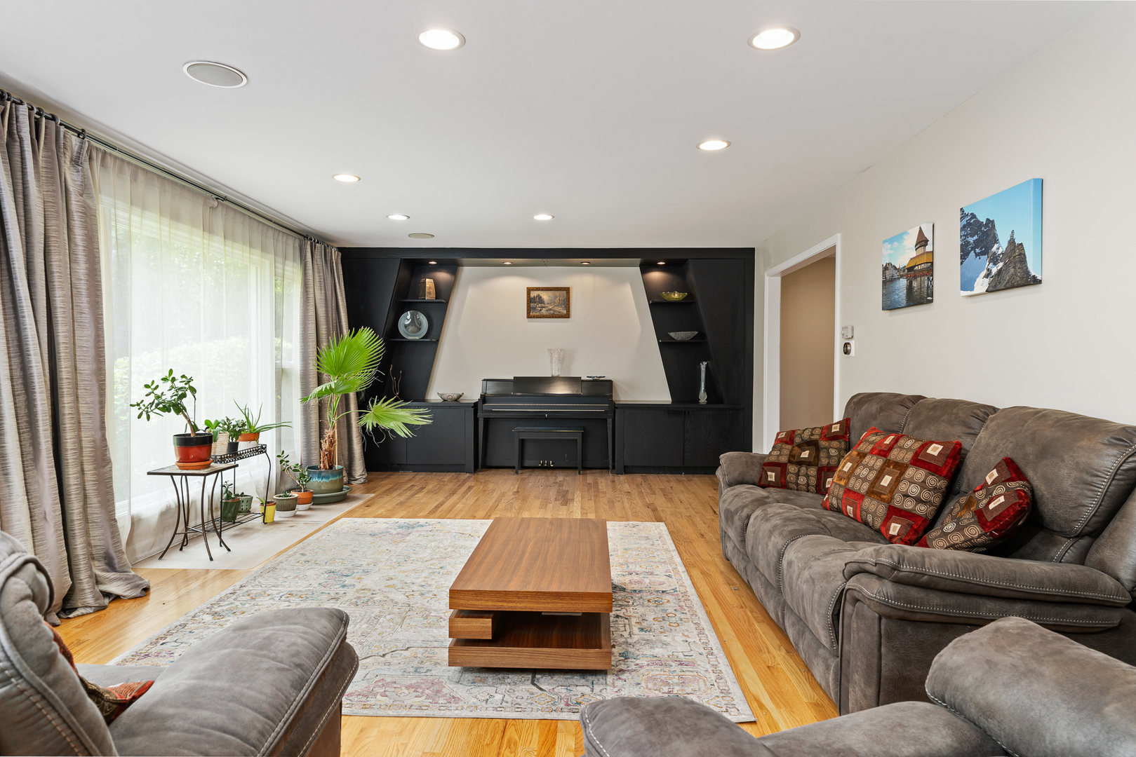 958 Suffield Terrace Northbrook, IL 60062 - Photo 3 of 39 a living room with furniture and a flat screen tv
