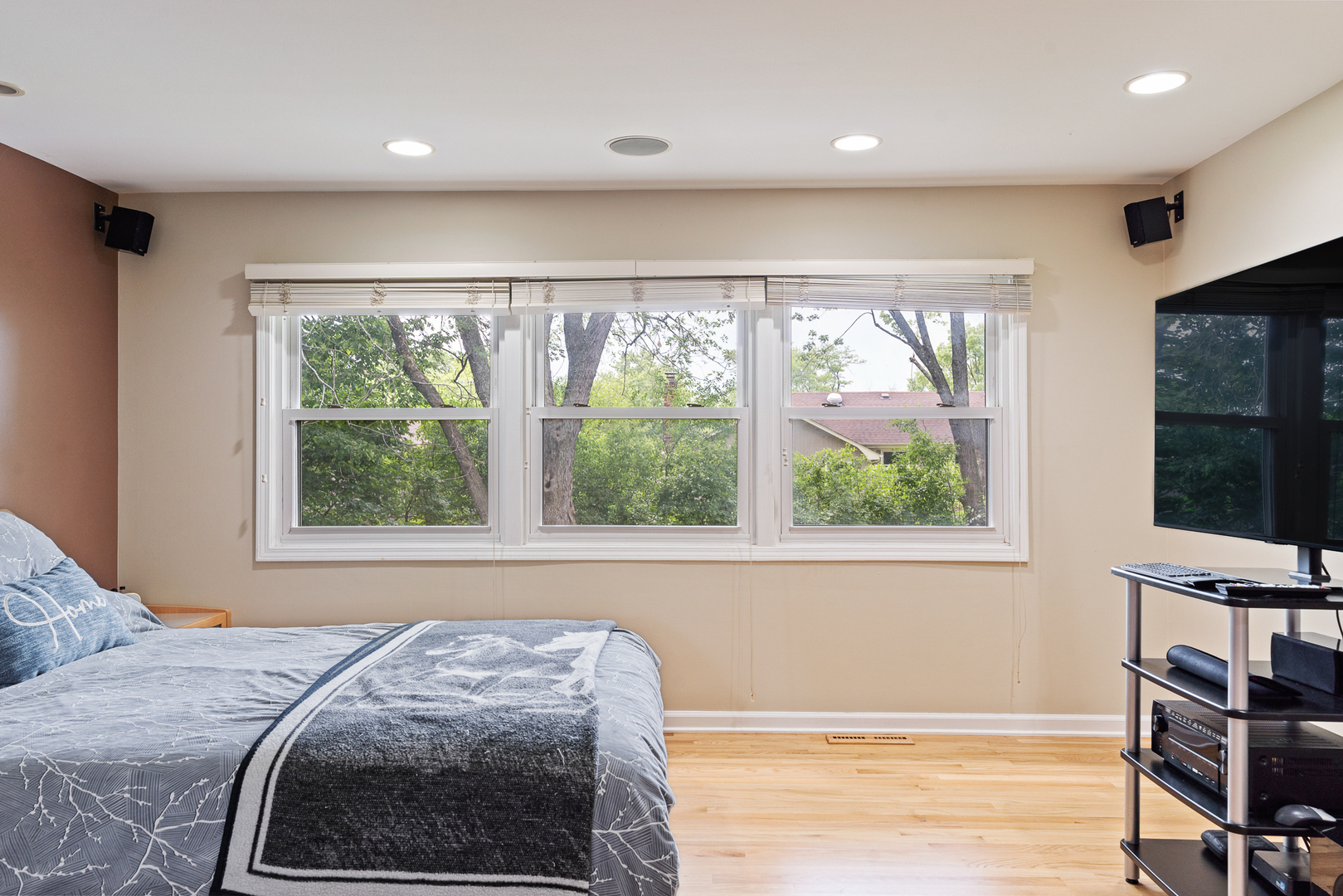 958 Suffield Terrace Northbrook, IL 60062 - Photo 31 of 39 a bed sitting in a room next to a window