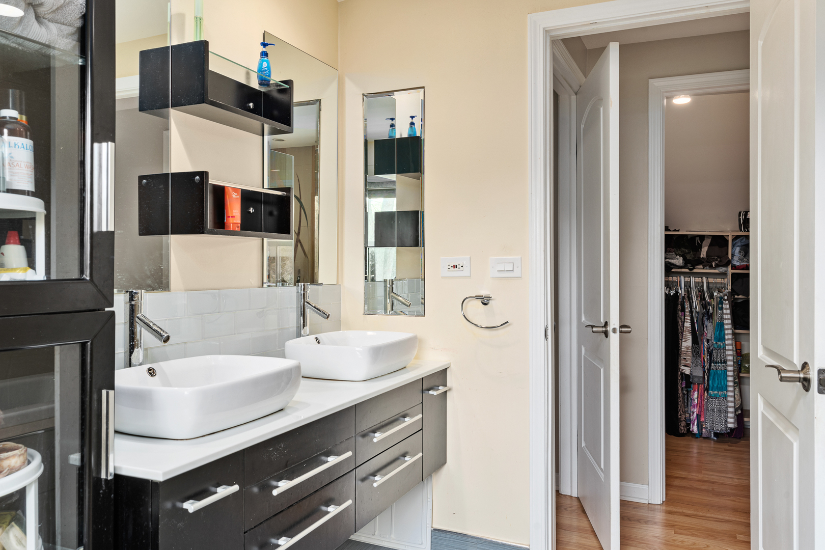 958 Suffield Terrace Northbrook, IL 60062 - Photo 33 of 39 a bathroom with a sink and a mirror