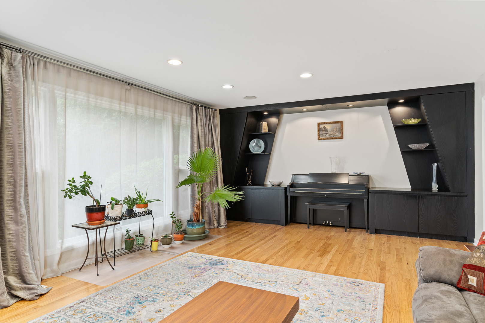 958 Suffield Terrace Northbrook, IL 60062 - Photo 4 of 39 a room with furniture and a flat screen tv