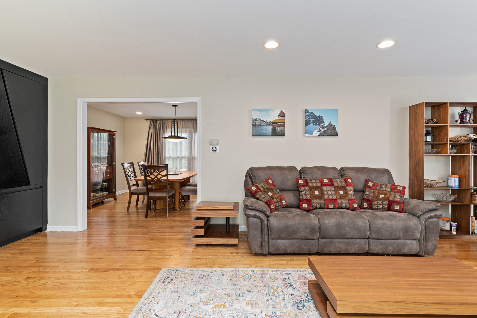 958 Suffield Terrace Northbrook, IL 60062 - Photo 6 of 39 a living room with furniture and a wooden floor