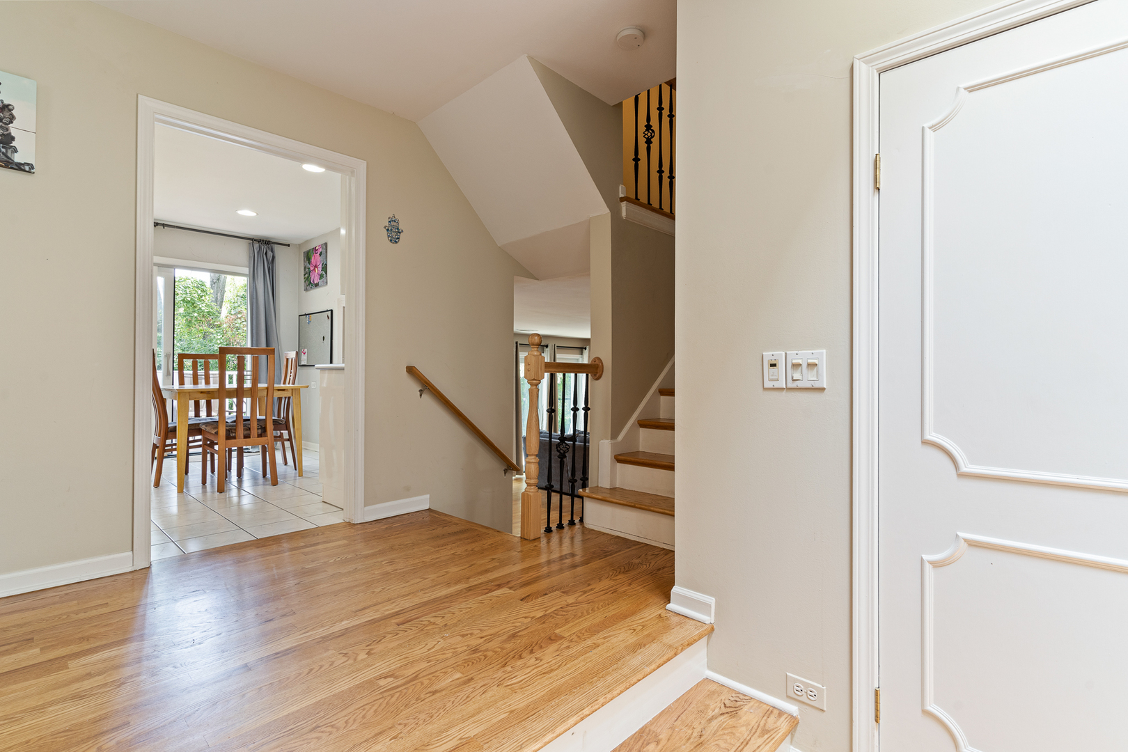 958 Suffield Terrace Northbrook, IL 60062 - Photo 9 of 39 a view of an entryway with wooden floor