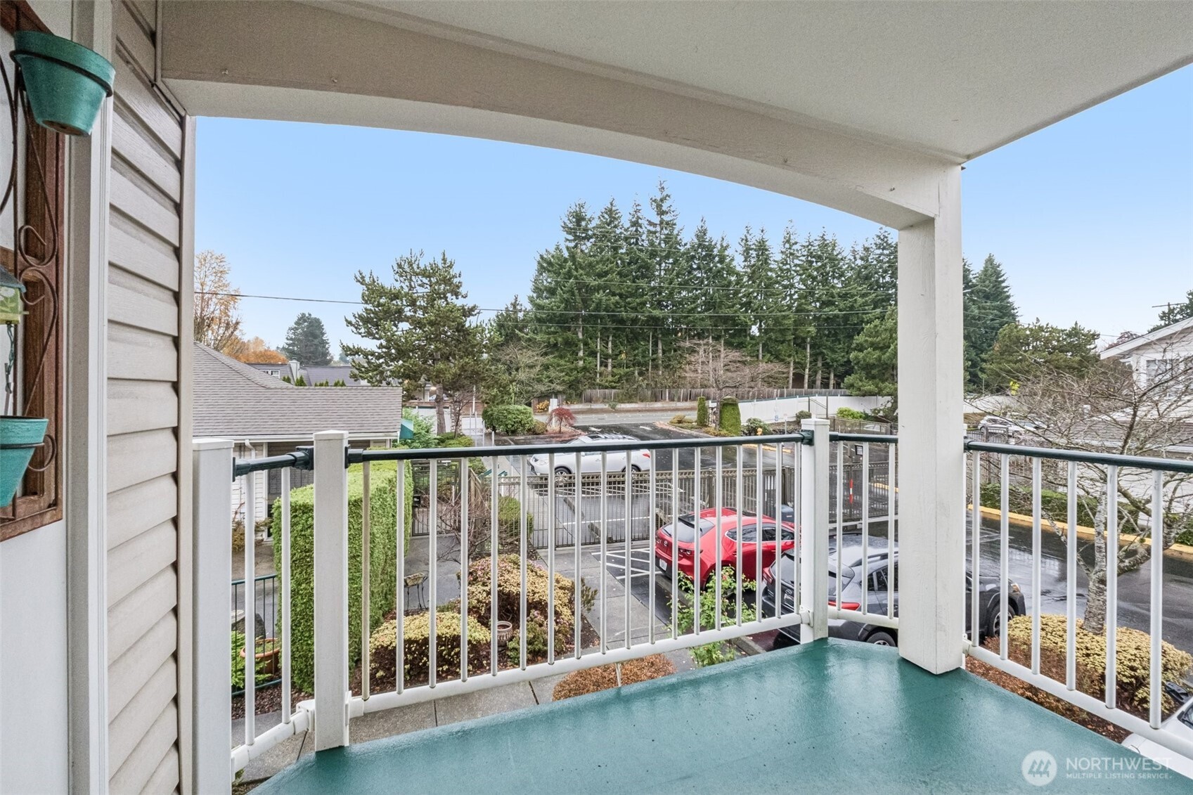 12505 4th Avenue West, Unit 2040 Everett, WA 98204 - Photo 18 of 22 a view of a balcony with chairs