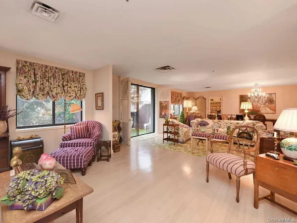 $8,500 | 123 Middle Neck Road, Unit 3045, Great Neck, NY 11021