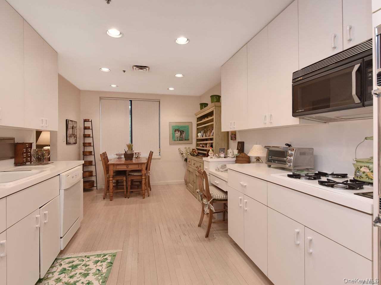 123 Middle Neck Road, Unit 3045 Great Neck, NY 11021 - Photo 9 of 20