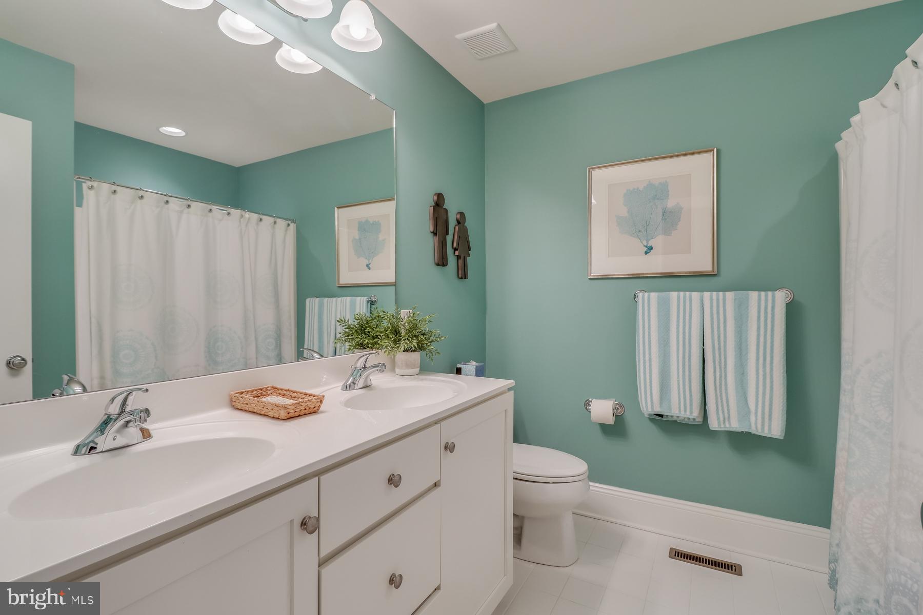 36490 Warwick Drive, Unit 14 Rehoboth Beach, DE 19971 - Photo 25 of 42 Second floor hallway bathroom