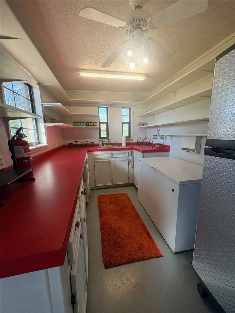 10794 Farm To Market 2159 Calvert, TX 77837 - Photo 26 of 46 Cabin - kitchenette