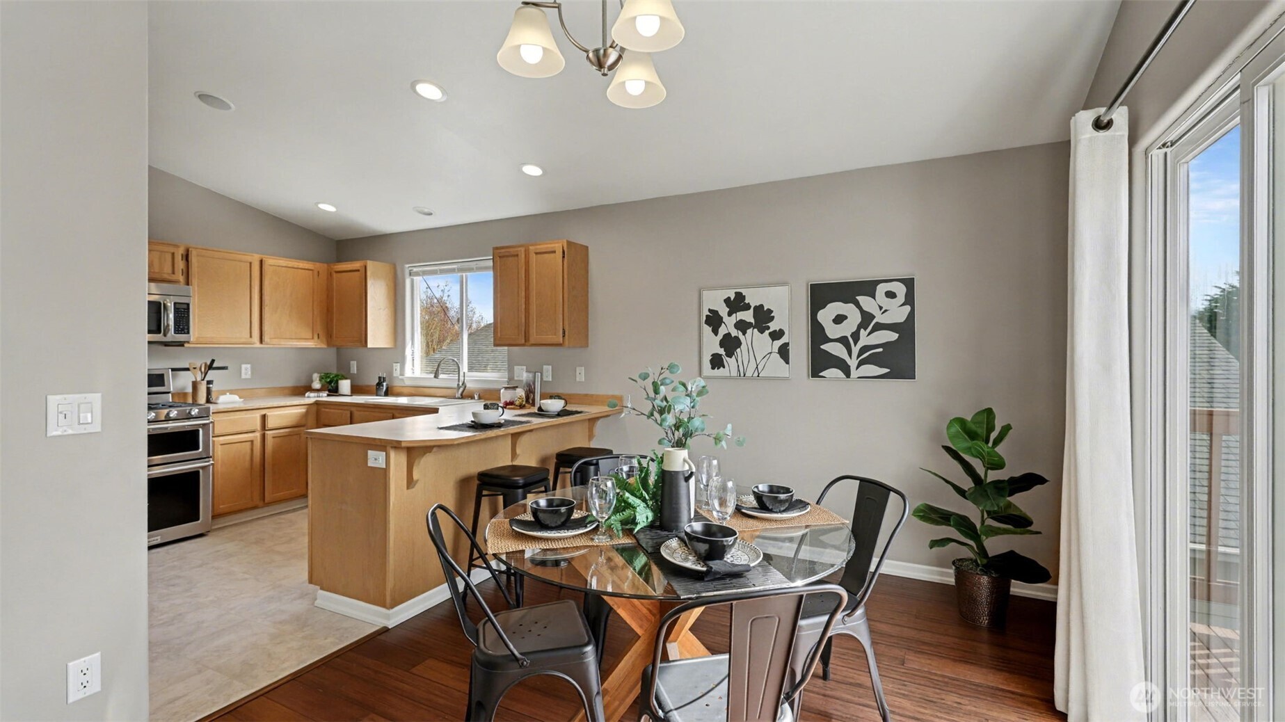 132 76th Place Southwest Everett, WA 98203 - Photo 13 of 36 a kitchen with a table and chairs in it