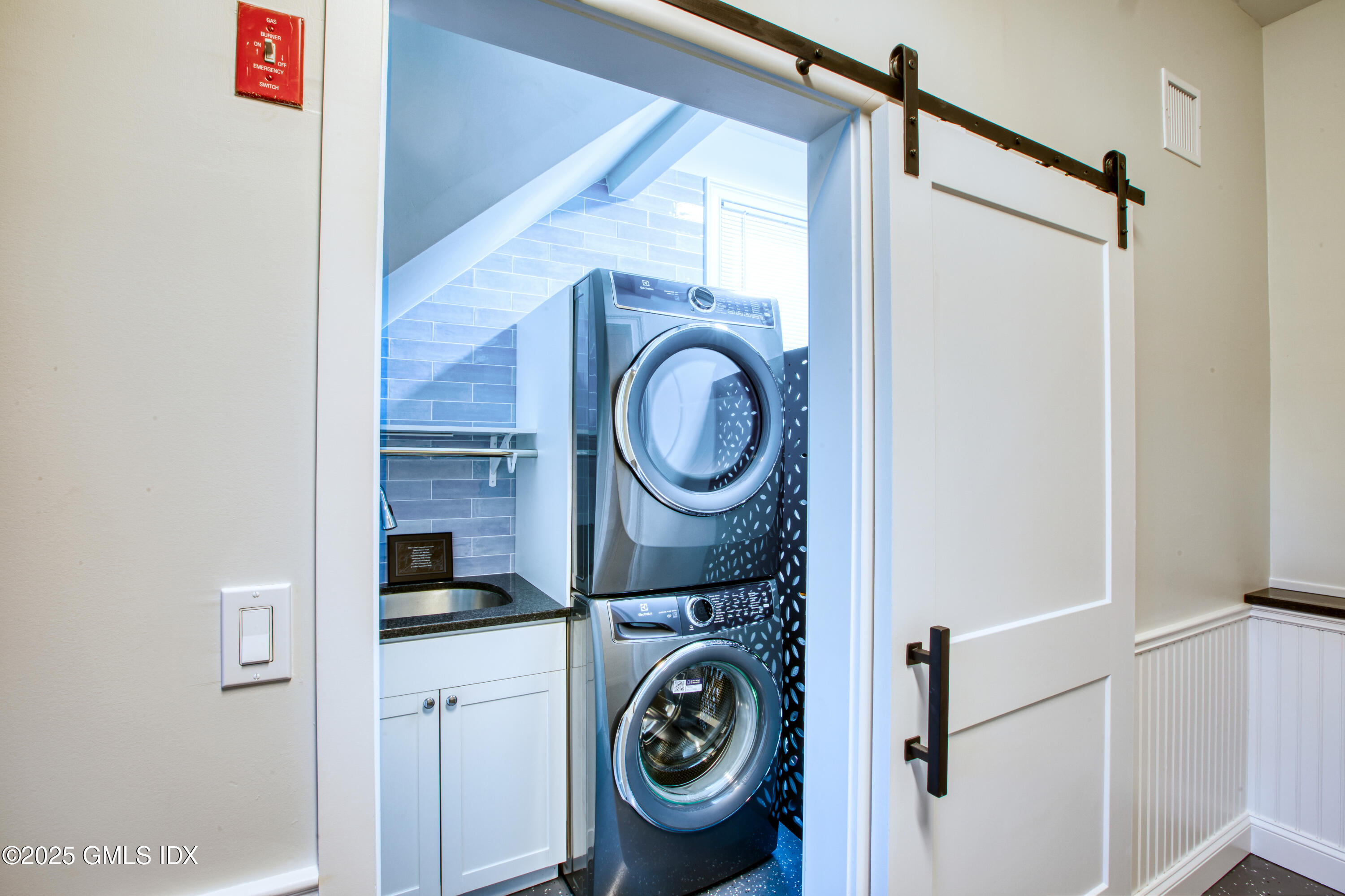 66 Ute Place, Unit C Greenwich, CT 06830 - Photo 14 of 18 a utility room with dryer and washer