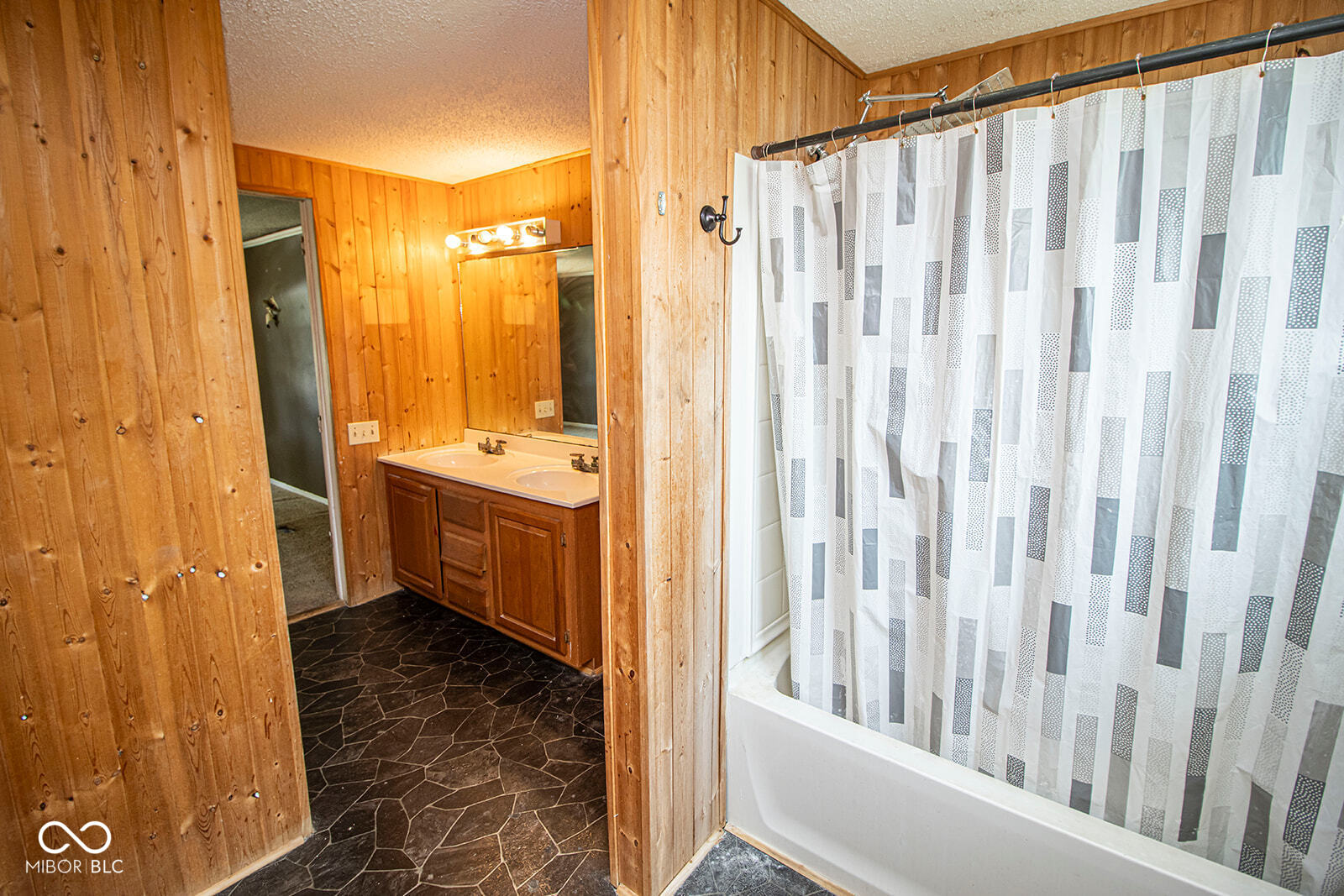 825 Rockshire Court Gas City, IN 46933 - Photo 15 of 41