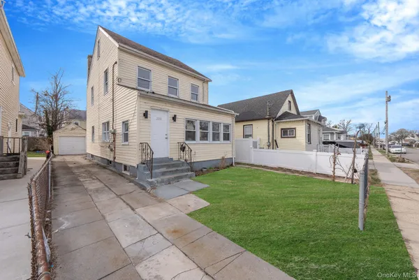a view of a yard in front of house