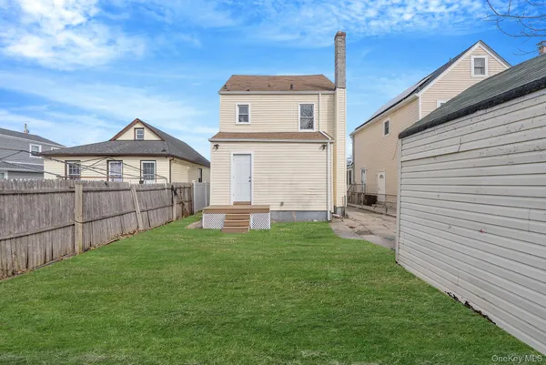 a view of backyard with a garden and plants