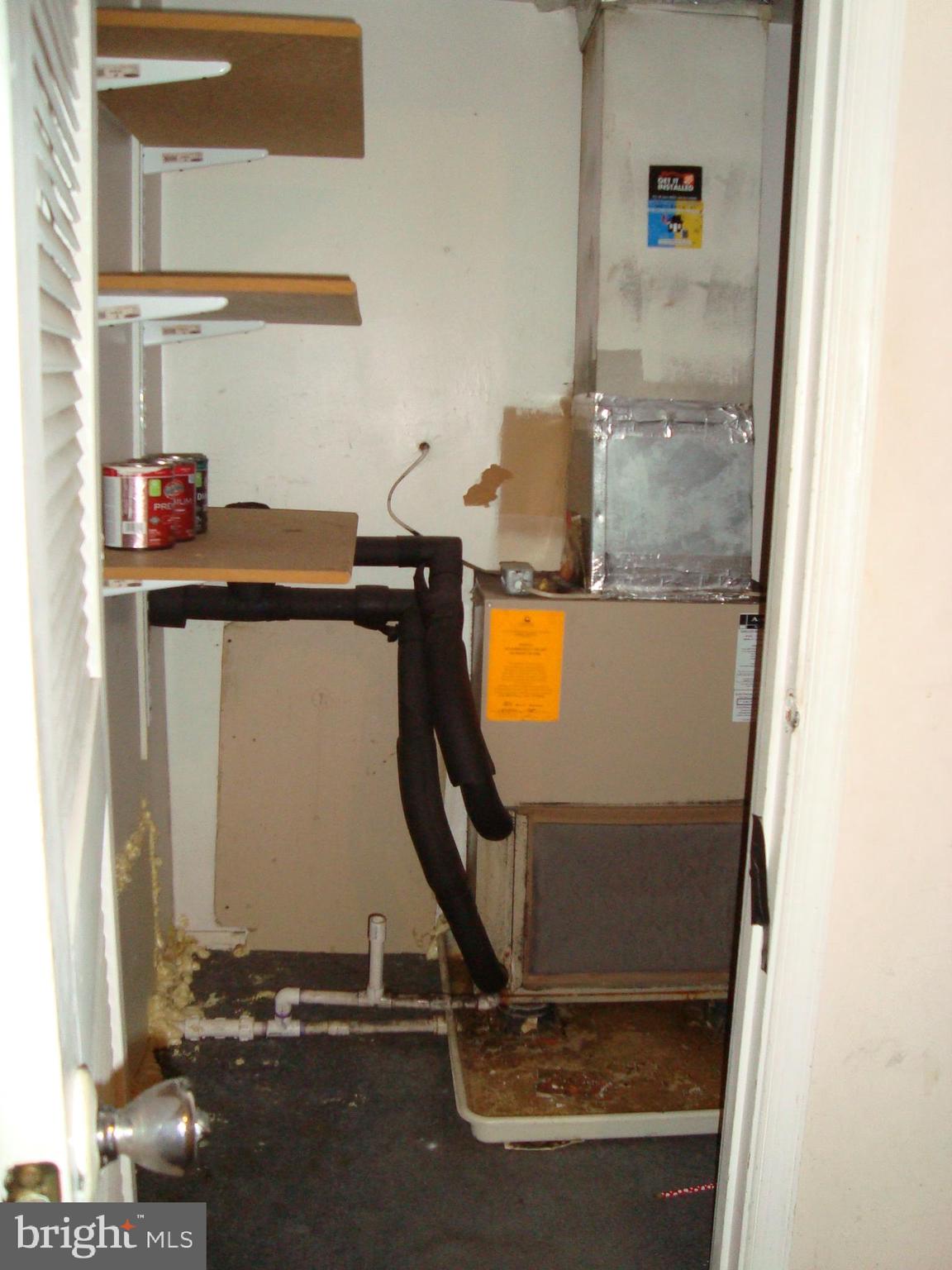 102 Duvall Lane, Unit 6202 Gaithersburg, MD 20877 - Photo 13 of 23 a room with gym equipment and view of kitchen