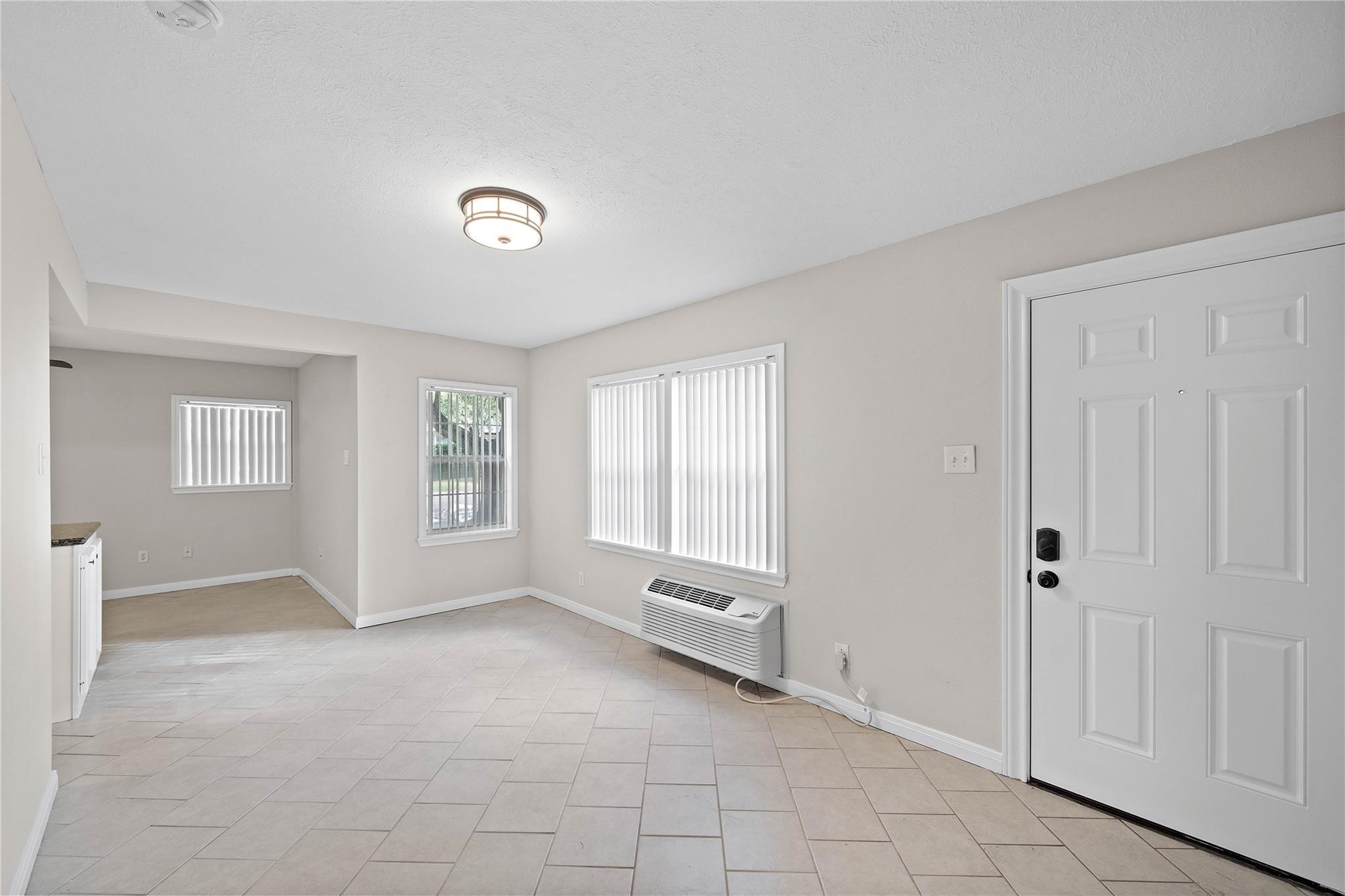 230 West 27th Street, Unit 3 Houston, TX 77008 - Photo 4 of 9 a view of an empty room with a window