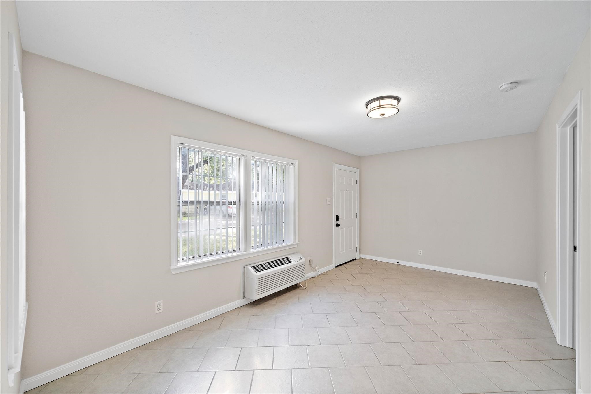 230 West 27th Street, Unit 3 Houston, TX 77008 - Photo 5 of 9 a view of an empty room with a window