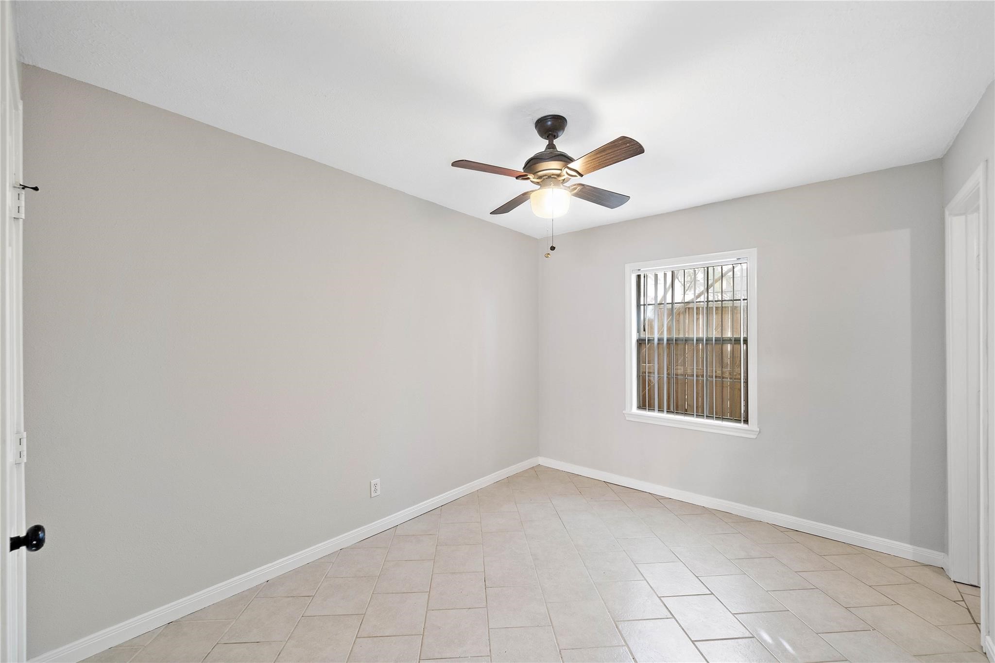 230 West 27th Street, Unit 3 Houston, TX 77008 - Photo 7 of 9 an empty room with a window and a fan