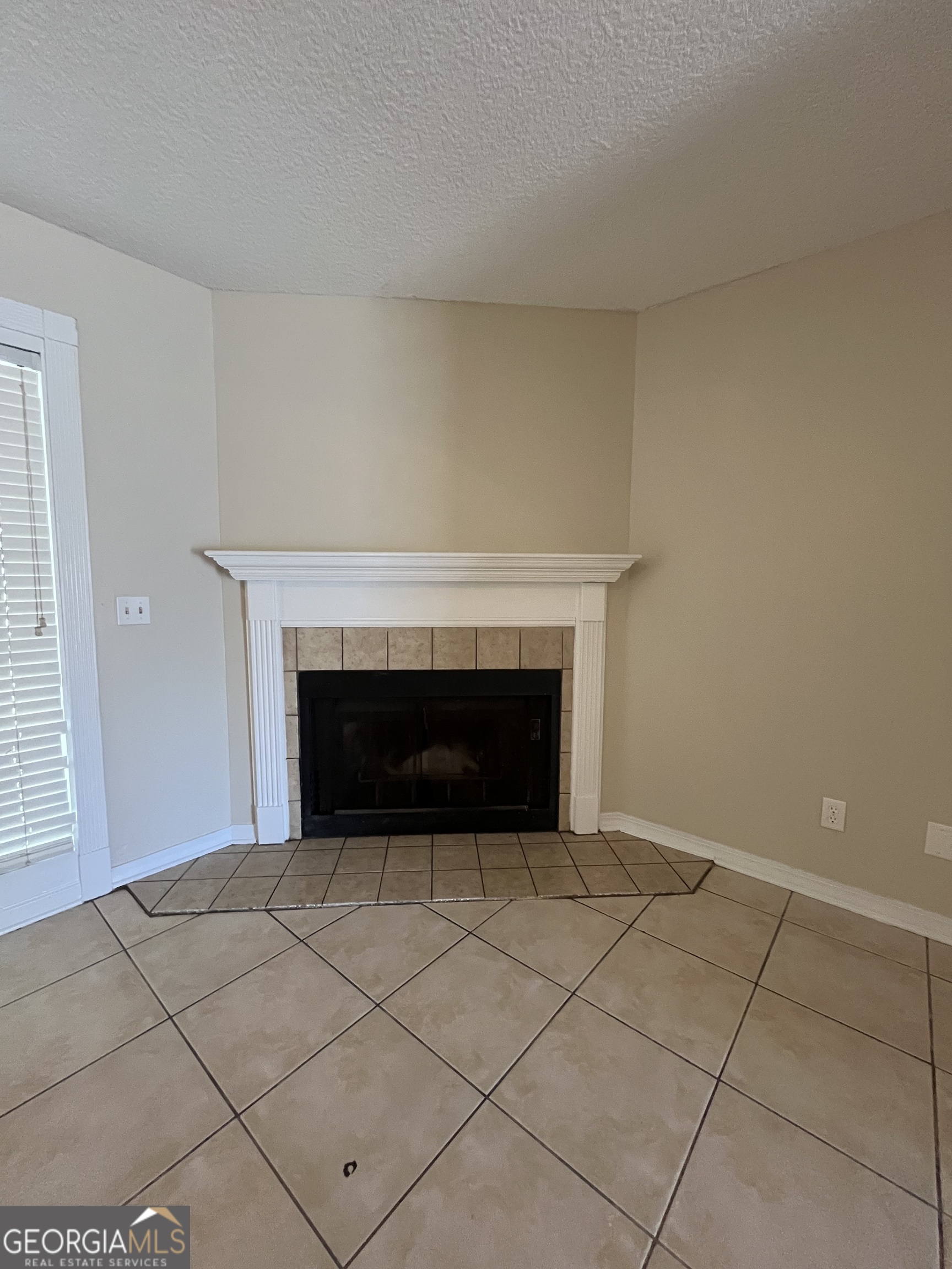 109 Inlet Reach Circle St. Marys, GA 31558 - Photo 7 of 16 a room with a fireplace