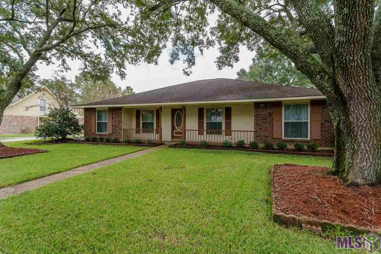 5731 Hickory Ridge Boulevard Baton Rouge, LA 70817 - Photo 1 of 31 Front of house flanked by live oak trees