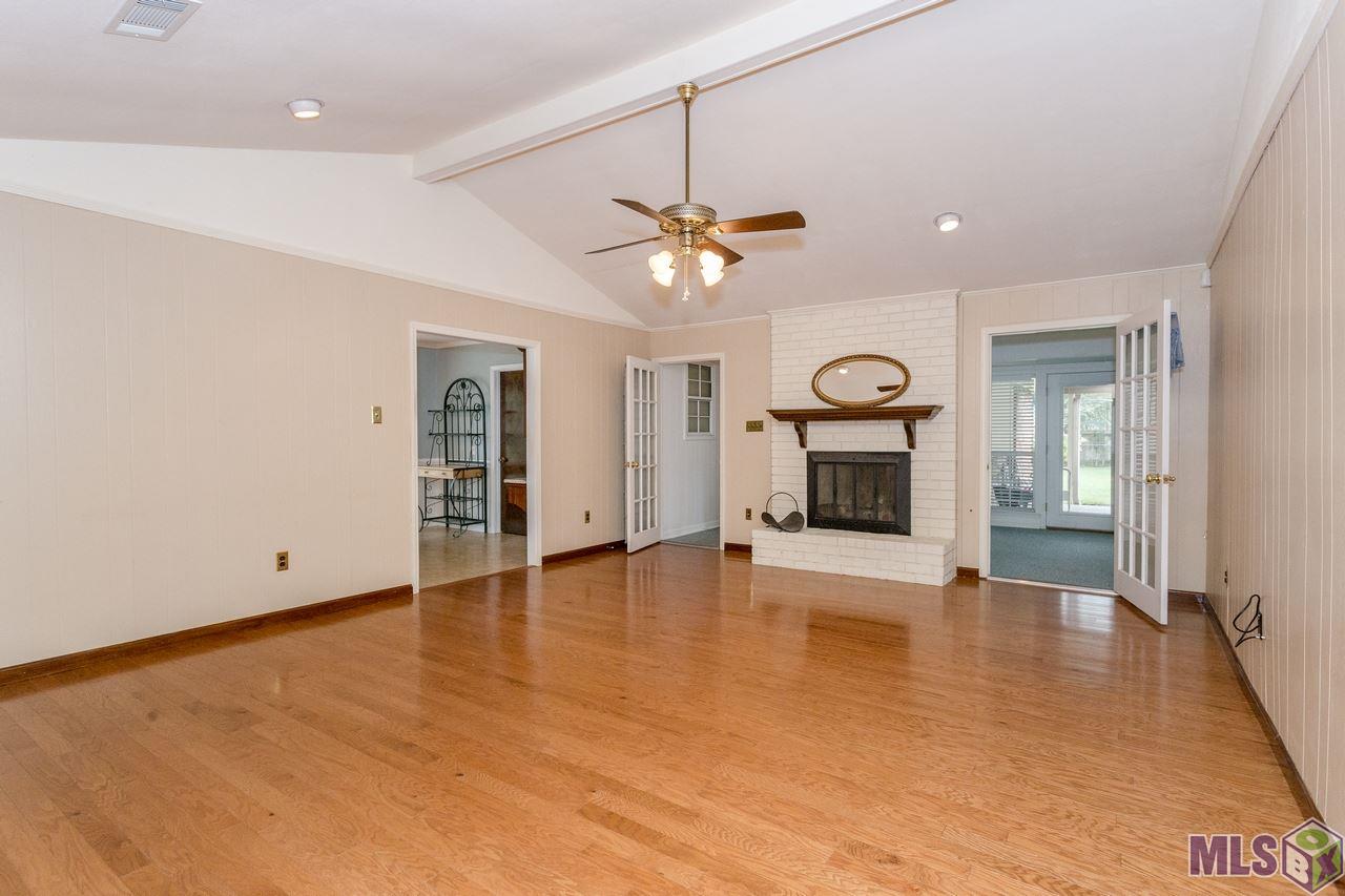 5731 Hickory Ridge Boulevard Baton Rouge, LA 70817 - Photo 4 of 31 Vaulted ceiling in family room