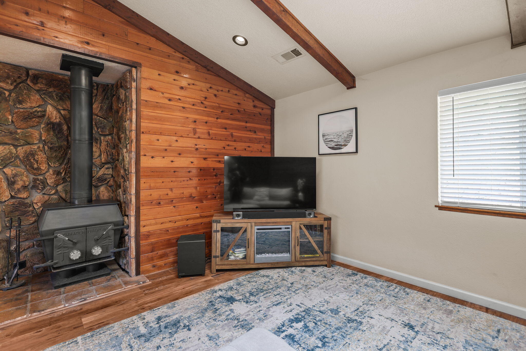 18260 Racoon Drive Lakehead, CA 96051 - Photo 4 of 19 Livingroom