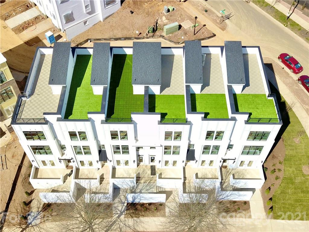 a group of white chairs sitting next to a building