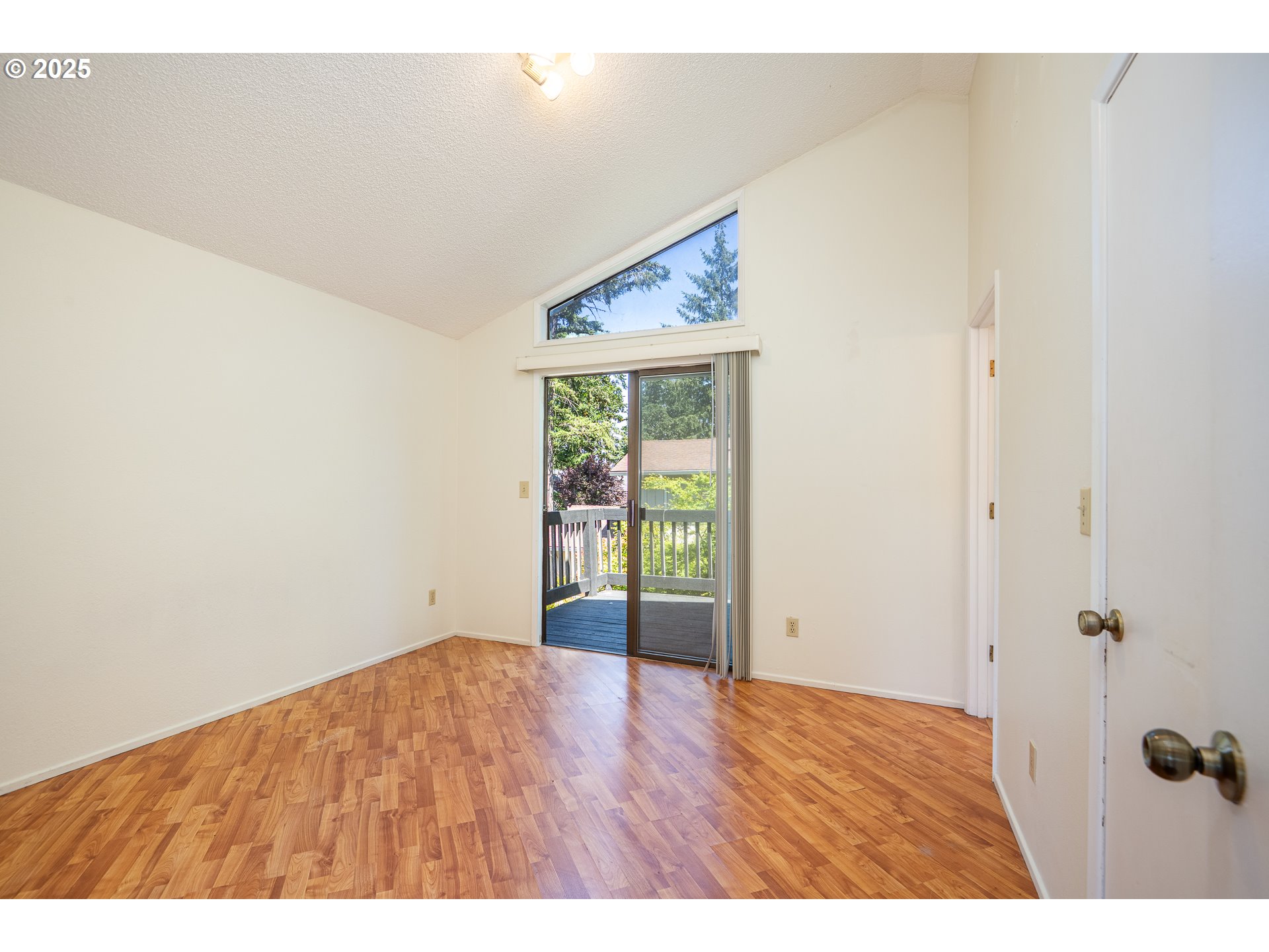 595 South 68th Place Springfield, OR 97478 - Photo 19 of 43 Primary Bedroom